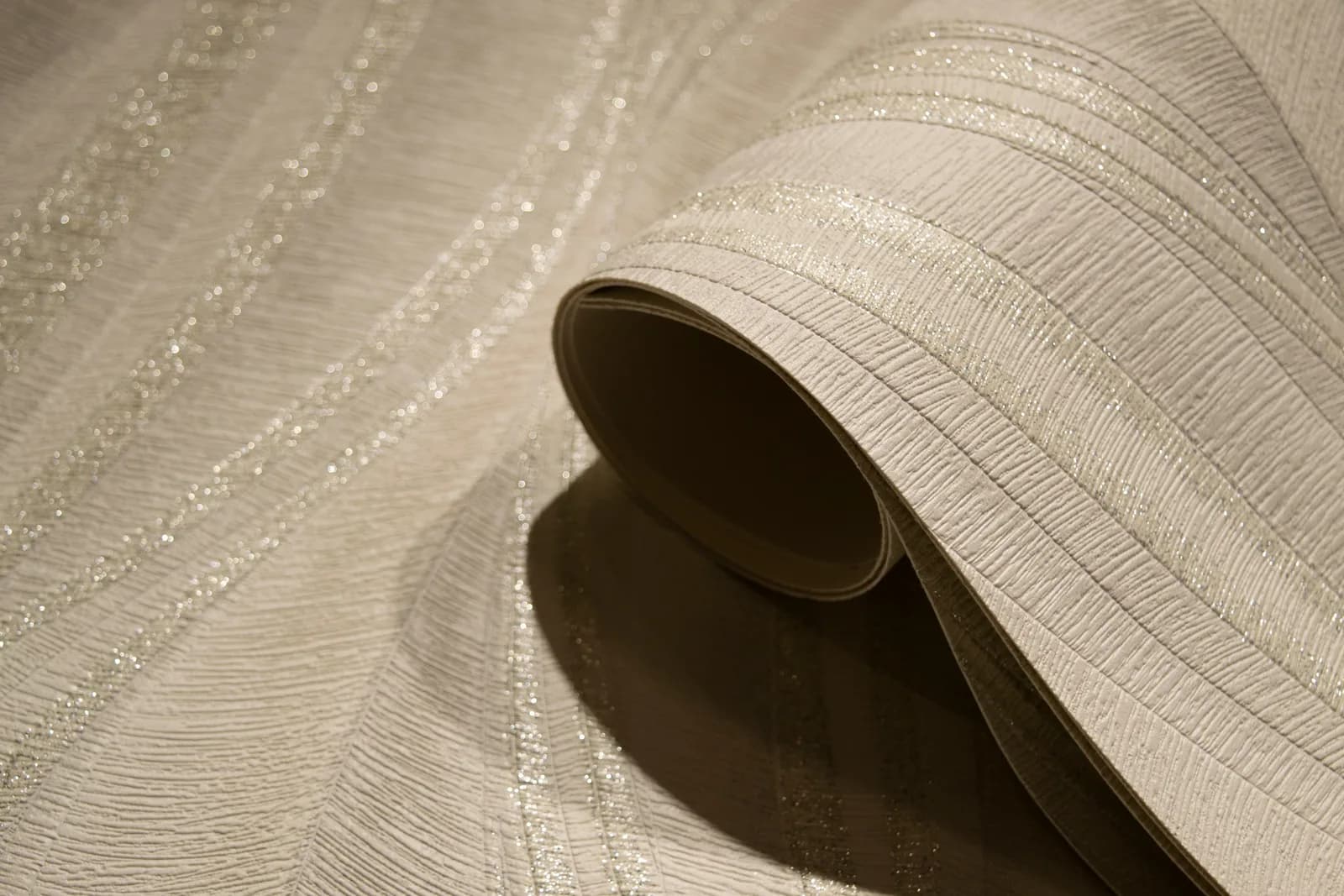 Papel de Colgadura Glamuroso Diseño de Curvas con Toque Escarchado Rollo de 5,2m²