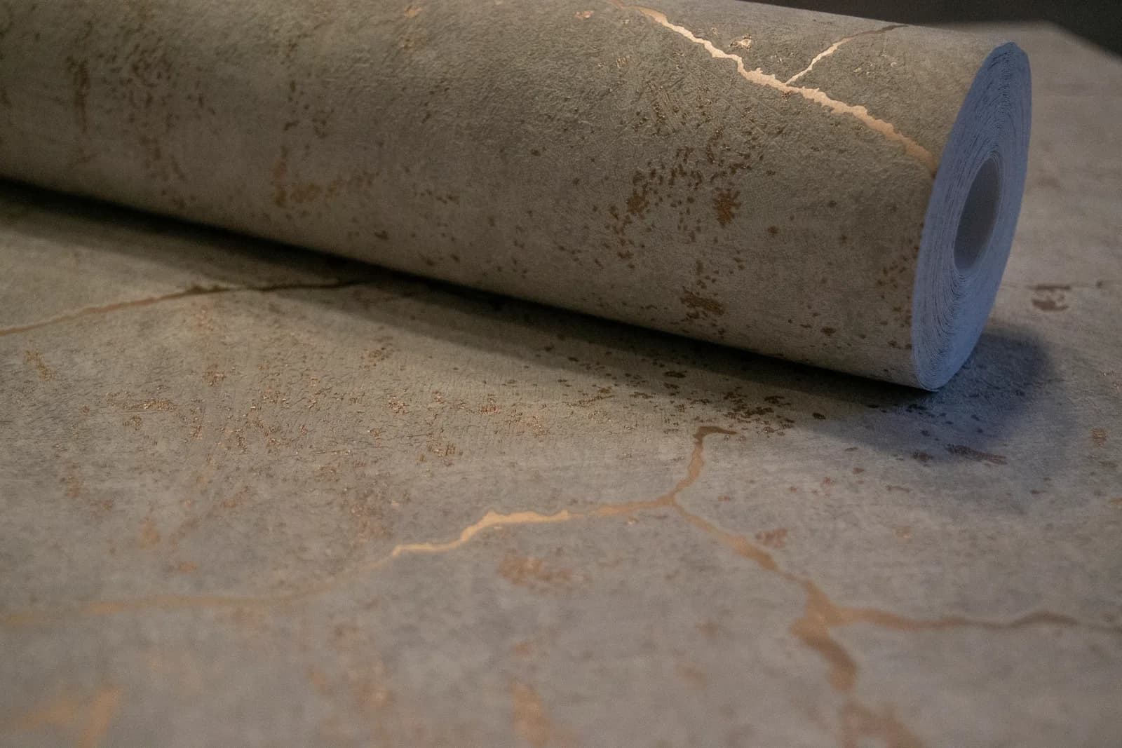 Papel de Colgadura Cemento con Fracturas Oro Rosa Metalizados Rollo de 5,2m²