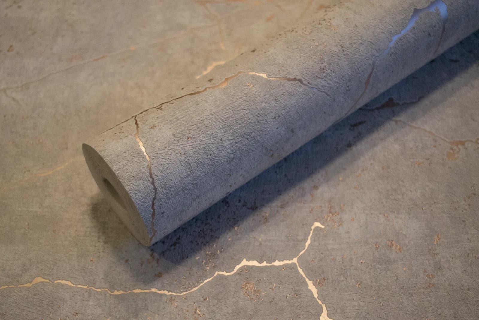 Papel de Colgadura Cemento con Fracturas Oro Rosa Metalizados Rollo de 5,2m²