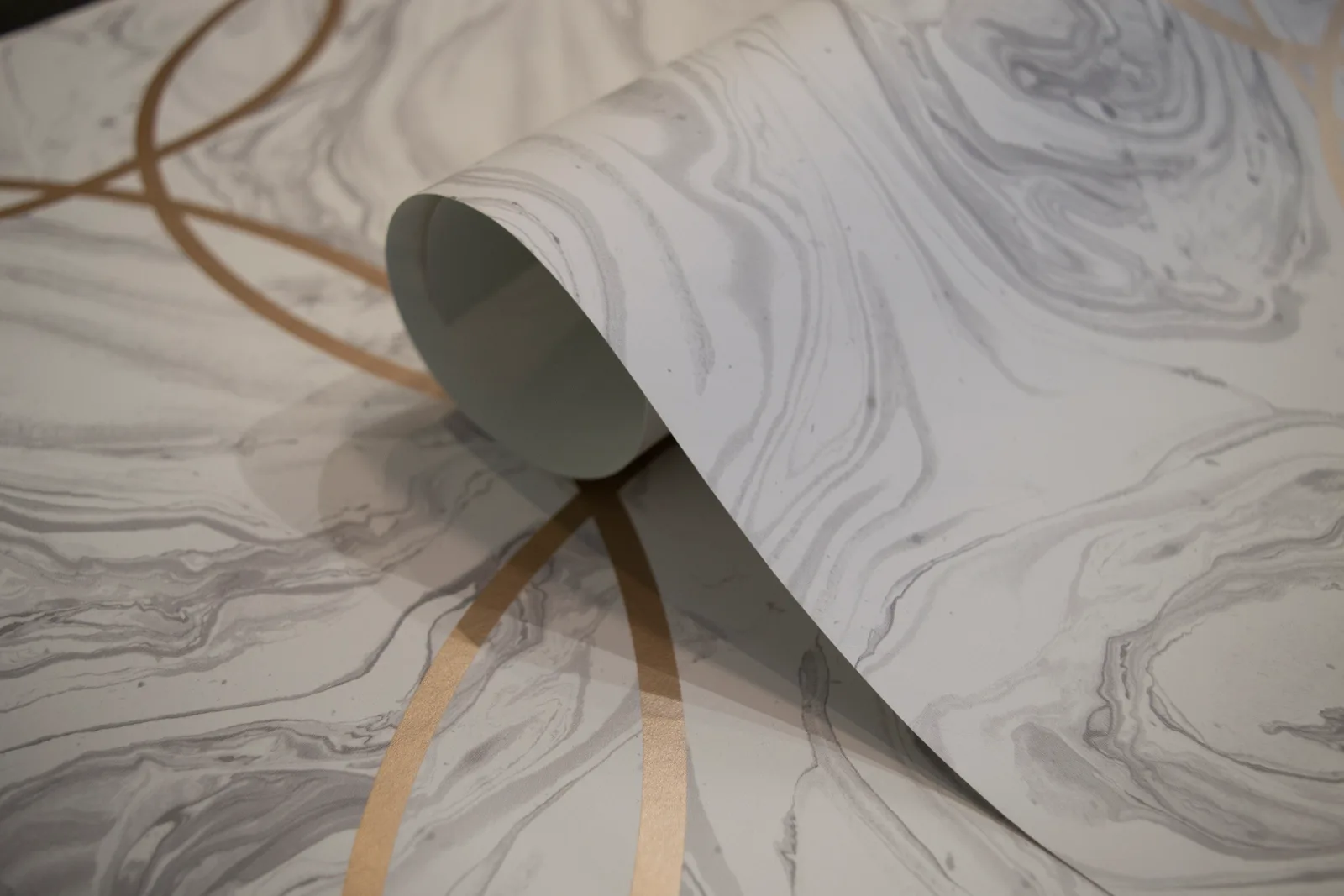 Papel de Colgadura Piedra Mármol Pulido con Aros Oro Rosa Rollo de 5,2m²