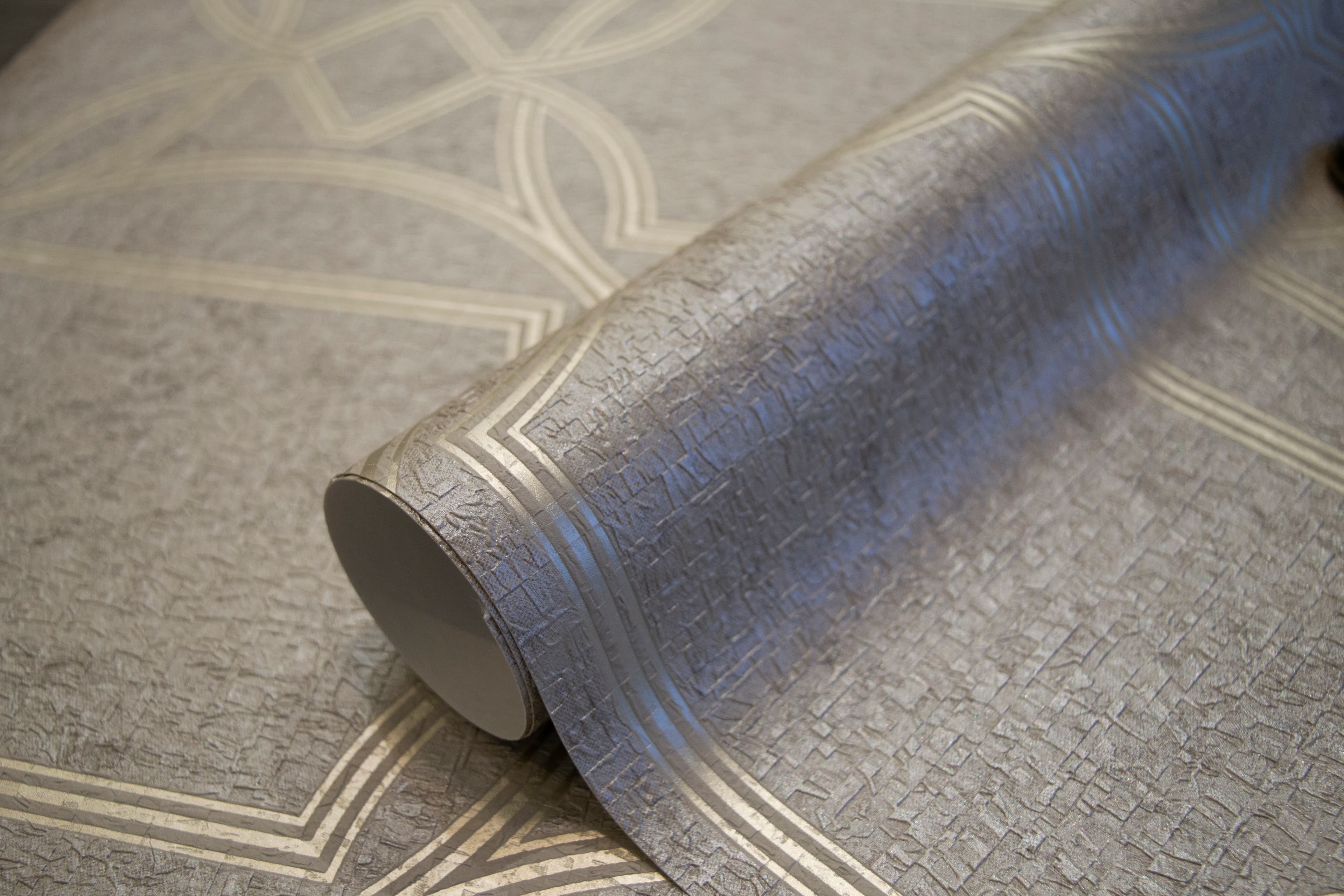 Papel de Colgadura Figuras Geométricas Art Deco Sobre Fondo Texturizado Efecto Nácar Rollo de 5,2m²