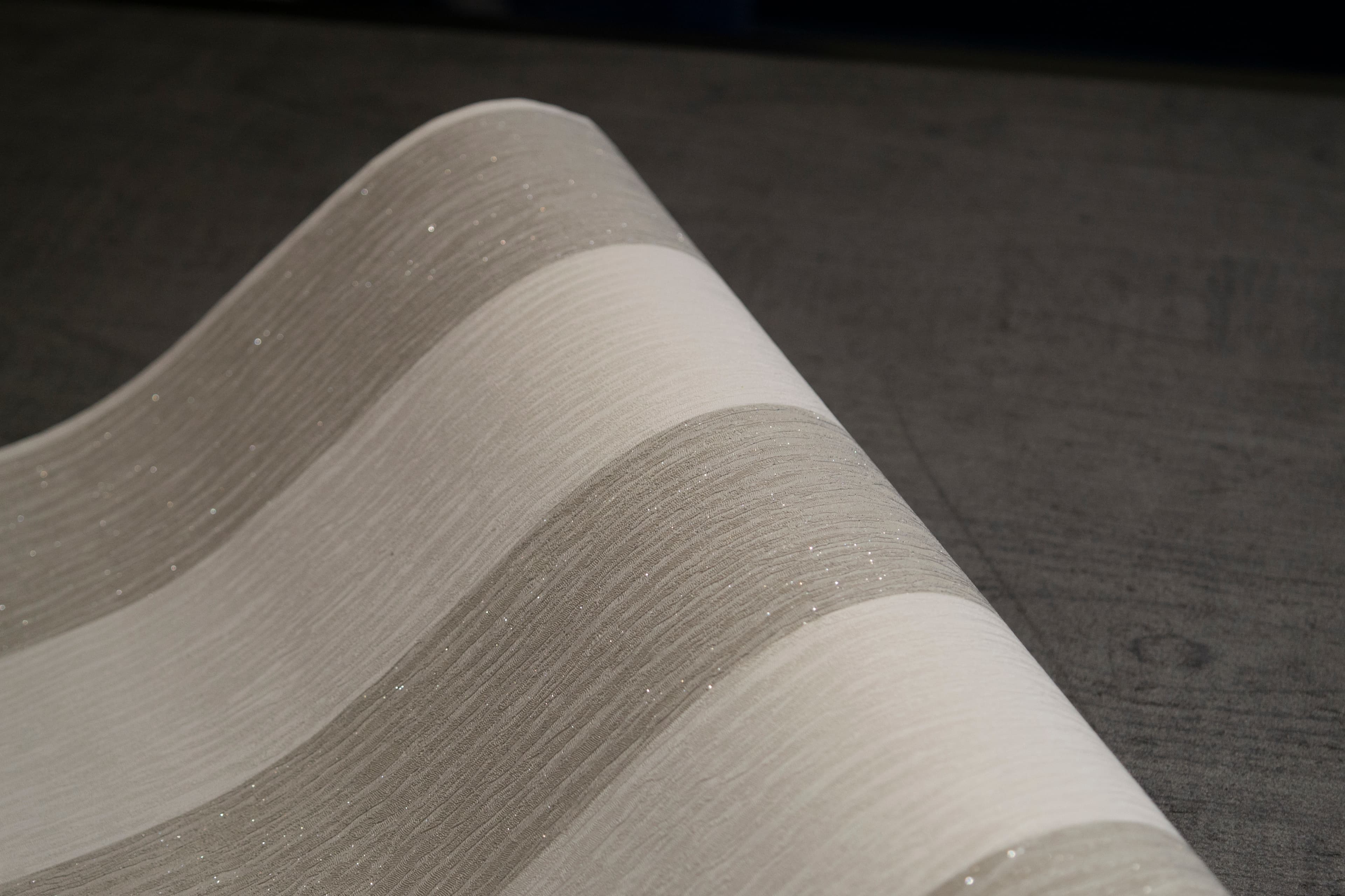 Papel de Colgadura de Rayas Gris con Toques de Brillo Rollo de 5,2m²