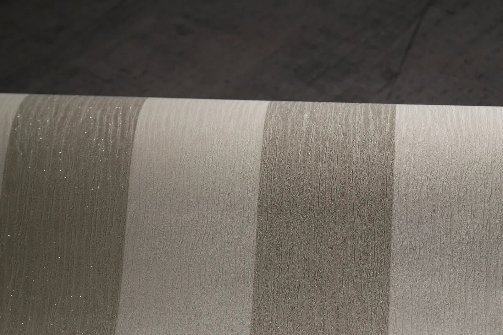 Papel de Colgadura de Rayas Gris con Toques de Brillo Rollo de 5,2m²