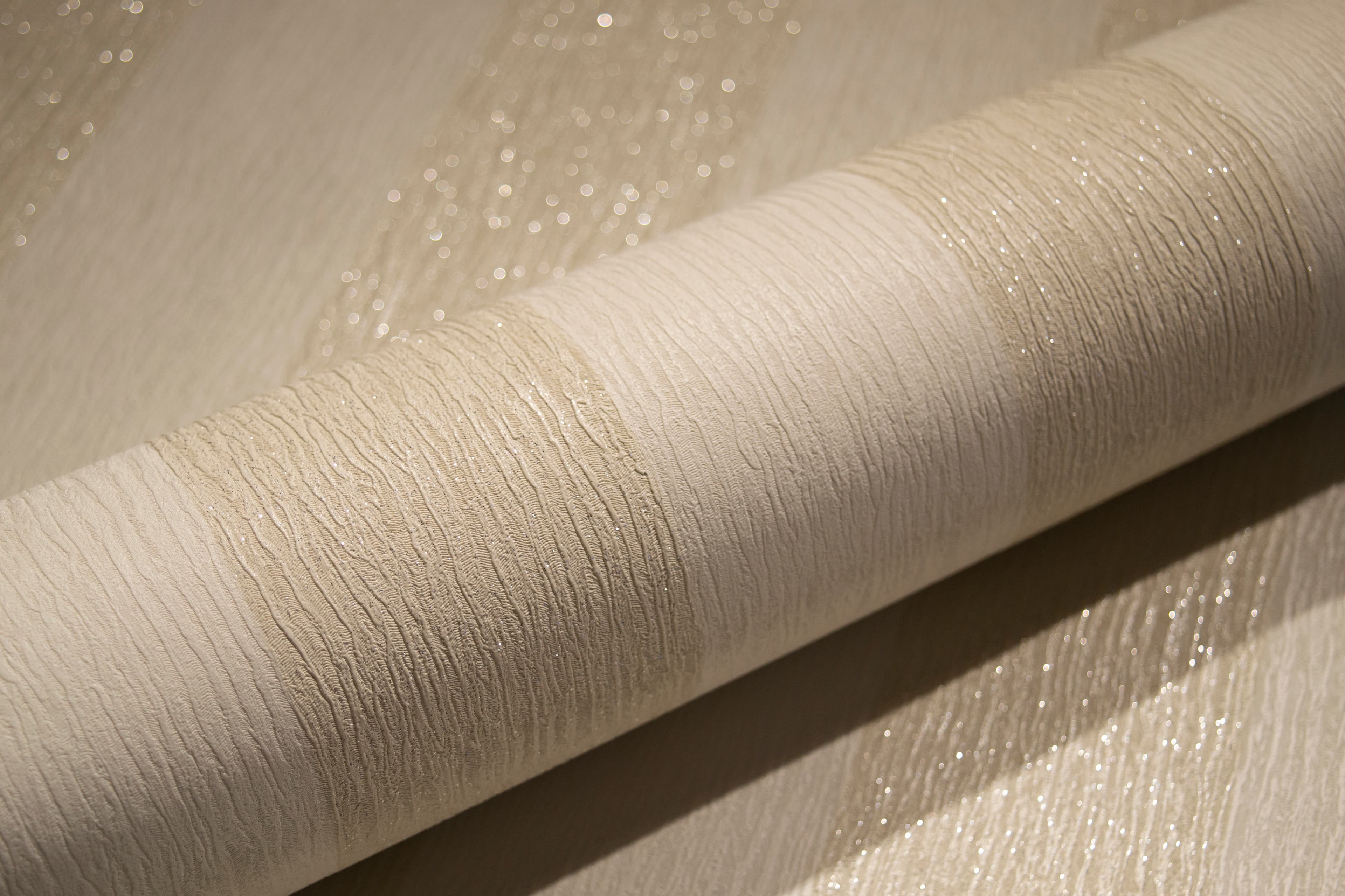 Papel de Colgadura de Rayas Crema con Toques de Brillo Rollo de 5,2m²