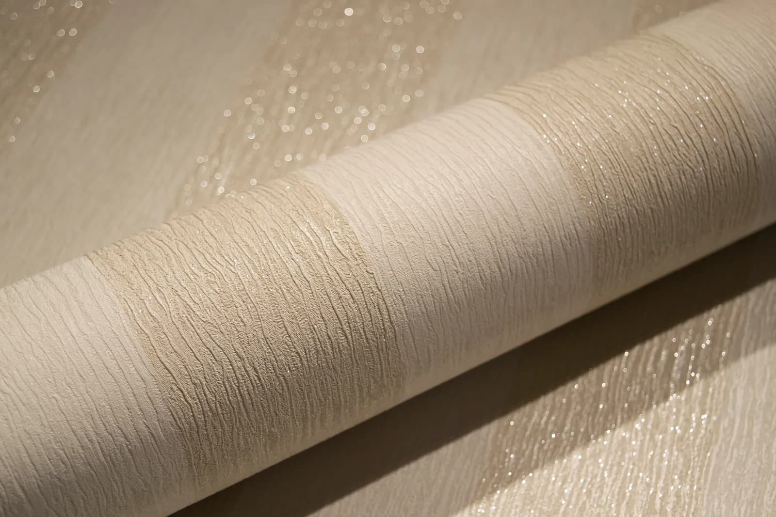 Papel de Colgadura de Rayas Crema con Toques de Brillo Rollo de 5,2m²