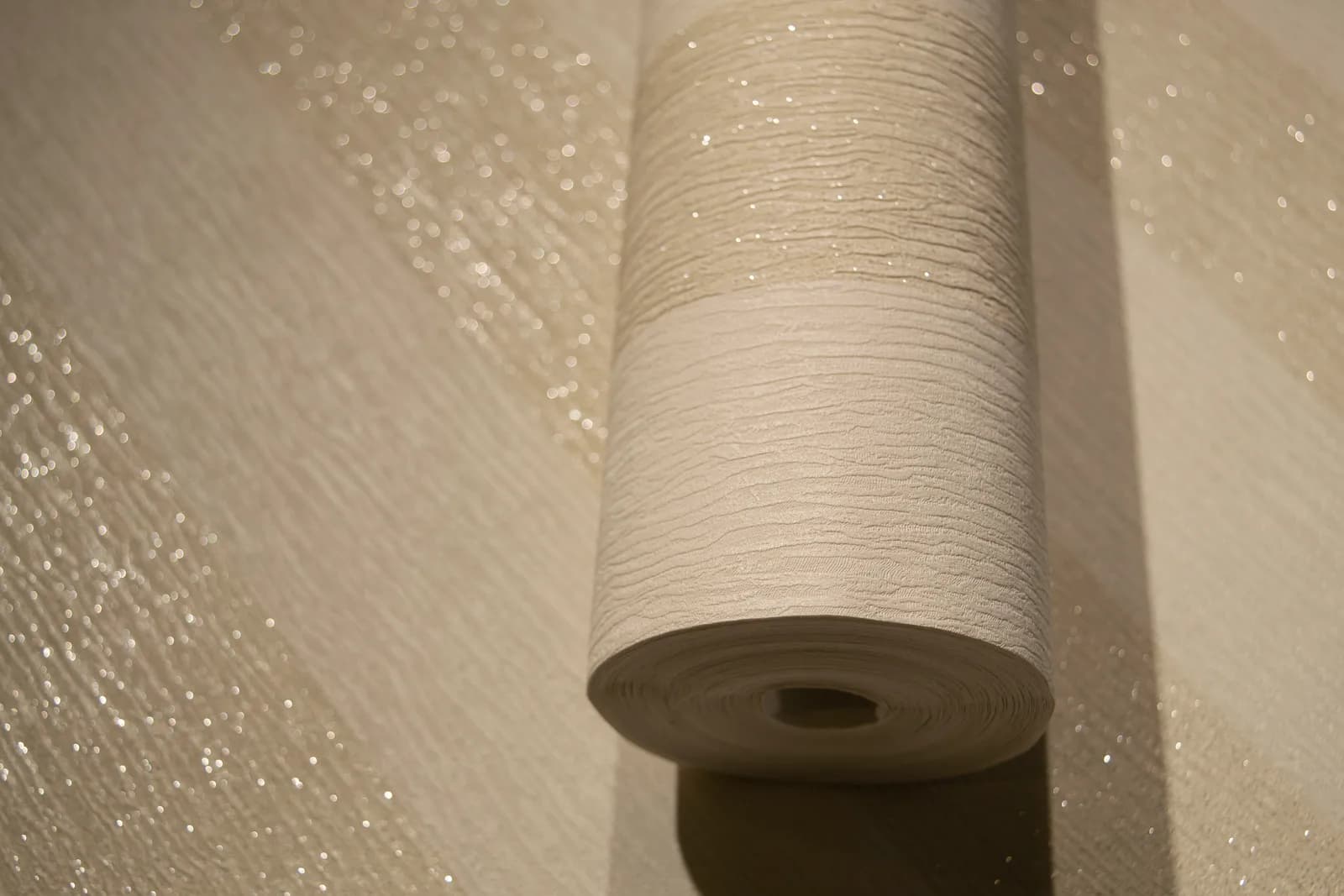 Papel de Colgadura de Rayas Crema con Toques de Brillo Rollo de 5,2m²