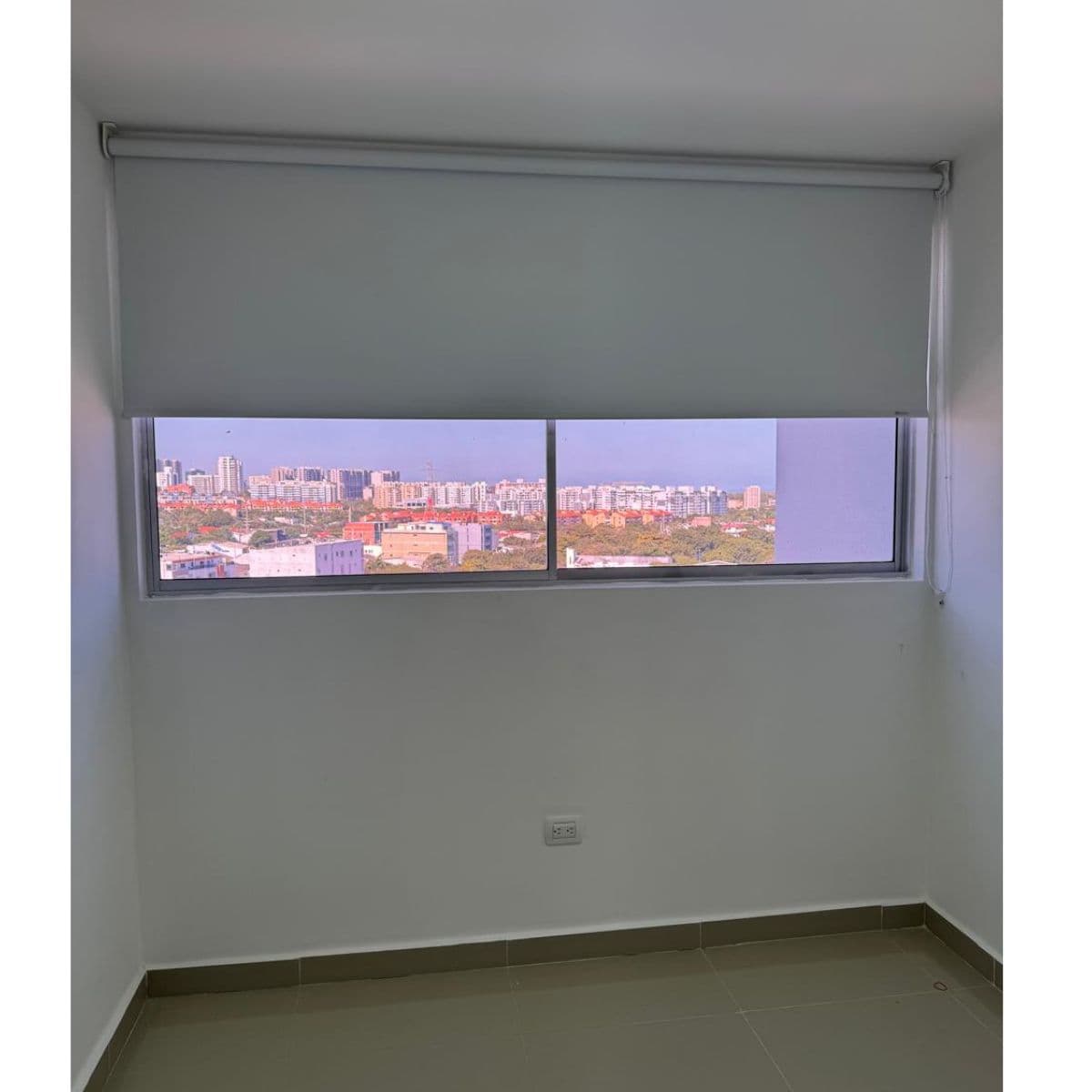 Cortina Enrollable Standard en Tela Blackout Matte Color Blanco Linea Básica