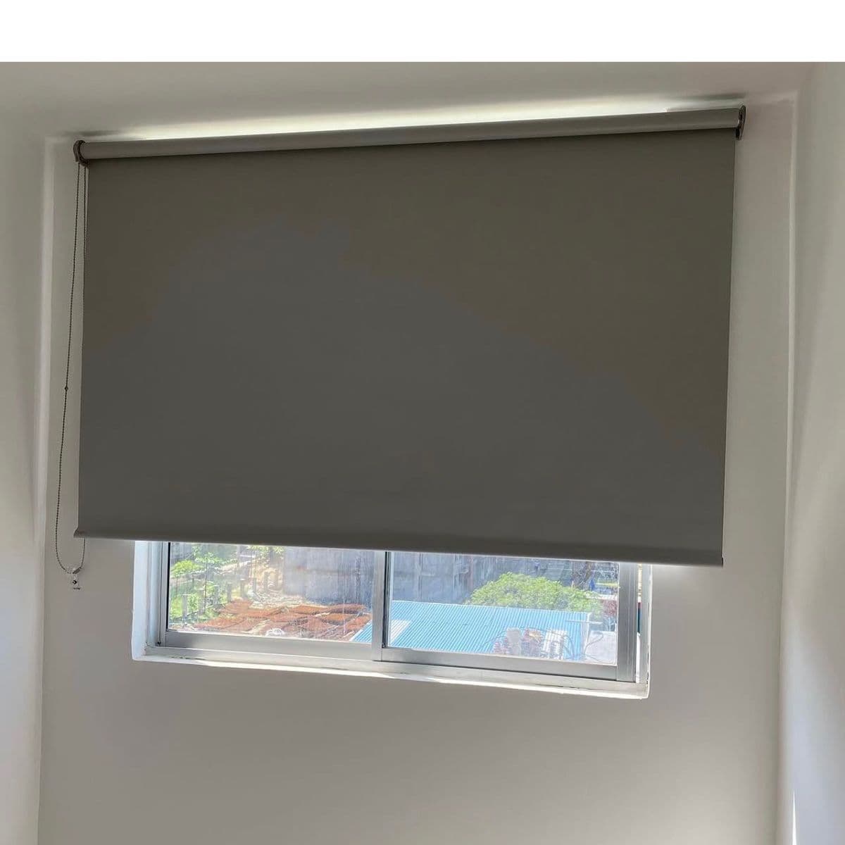 Cortina Enrollable Standard en Tela Blackout Matte Color Gris Linea Básica